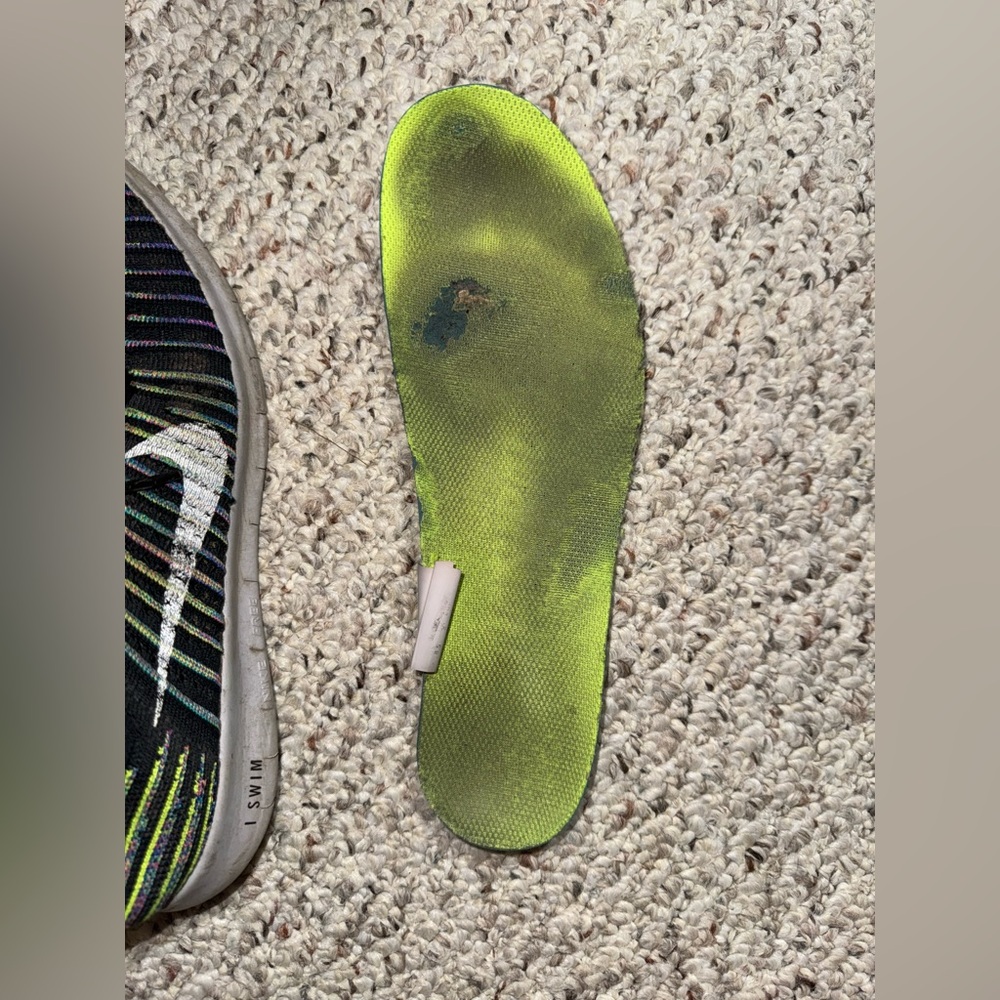 SINGLE Nike Green Insole and shoe.